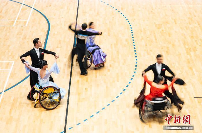 赛选手在比 赛选手在比